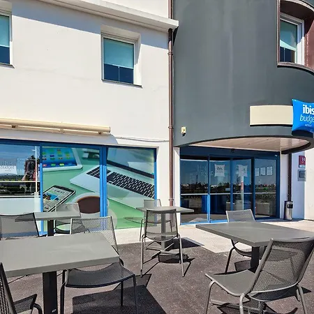 Ibis Budget La Roche Sur Yon Vendespace Отель